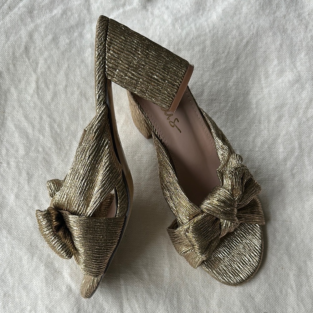 Elegant Lulu’s Gold Heels with Knotted Bow Detail size 8